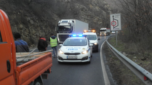 Затвориха прохода Шипка временно  Причината е катастрофирал тежкотоварен камион съобщават от